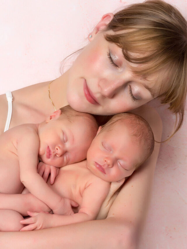 महिला ने जुड़वाँ बच्चों को जन्मा