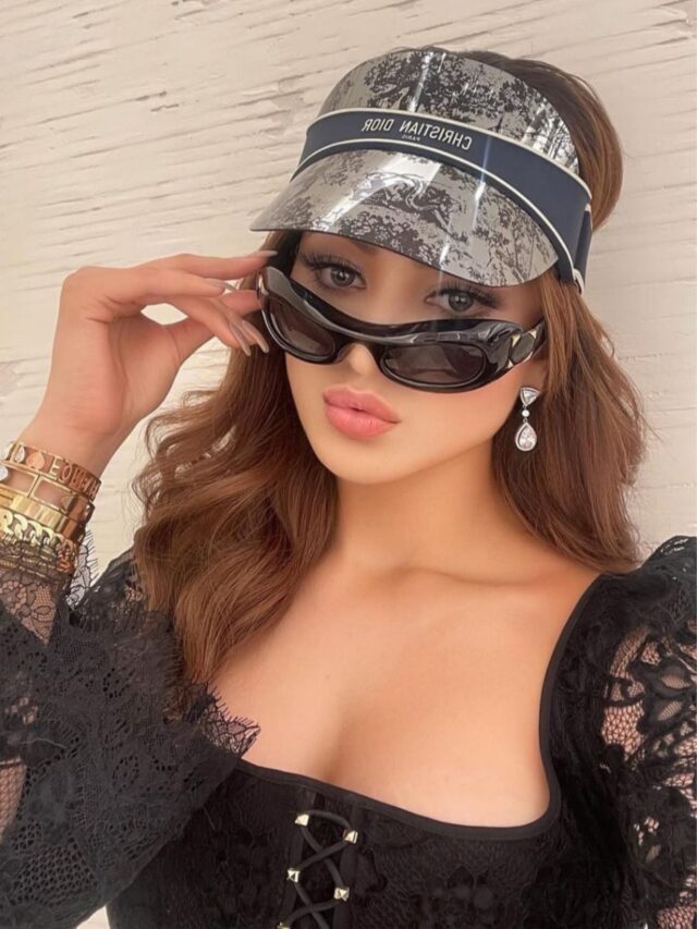 Urvashi Rautela : सबसे अलग दिखने के लिये 60 लाख खर्च कर दिये ड्रेस पर