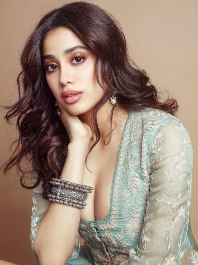 Janhvi Kapoor : जाह्नवी कपूर ने कातिलाना स्माइल से ढाया कहर