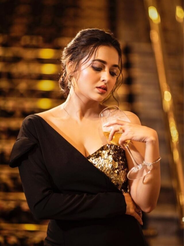 Tejasswi Prakash : साड़ी पहन तेजस्वी ने लोगों के दिलों पर ढाया कहर