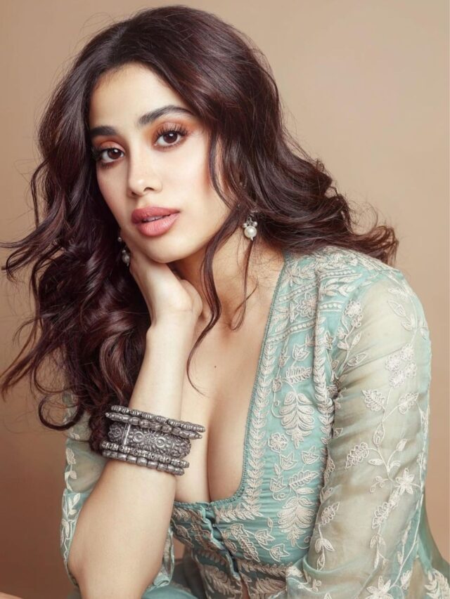 Janhvi Kapoor : ग्रीन लहंगे में बलखाती-इठलाती दिखीं जाह्नवी कपूर
